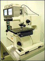 非接触式非球面レンズ偏心・厚さ測定器『VK-2004型』
